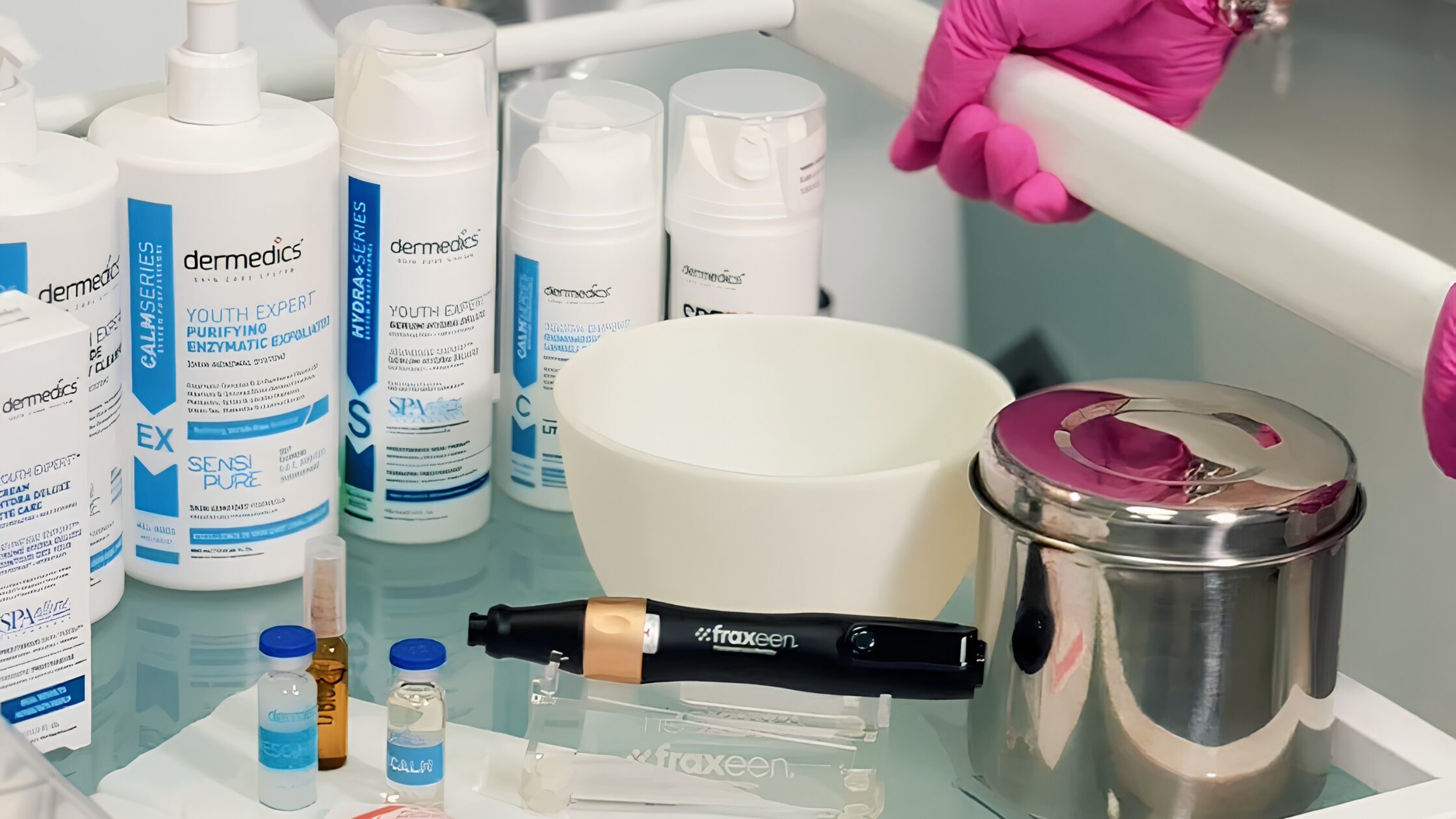 Tratament de microneedling Fraxeen cu micro-ace pentru rejuvenare facială la DermaSkin Galați